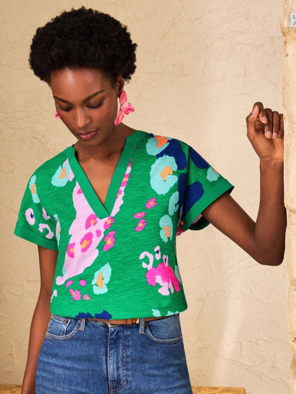 Love & Roses Vibrant Green Floral Animal Leopard Print V-Neck Jersey T Shirt